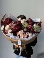 Букет из хризантемы бигуди, кустовых пионовидных роз, гортензии, амми и диантусов