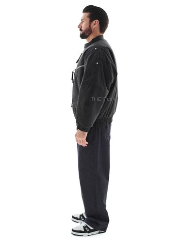 Черный утепленный бомбер с нагрудными карманами