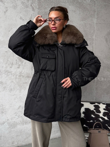 Черная парка на пуху с меховым воротником шоколадного цвета