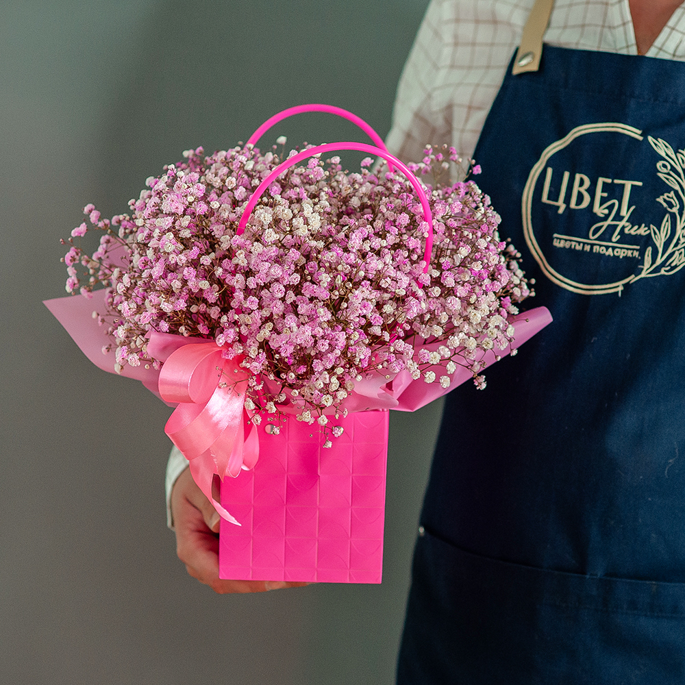 Розовая гипсофила в сумочке