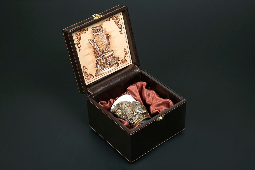 Чашка для кофе "Мудрому руководителю" в подарочном кейсе с художественным оформлением