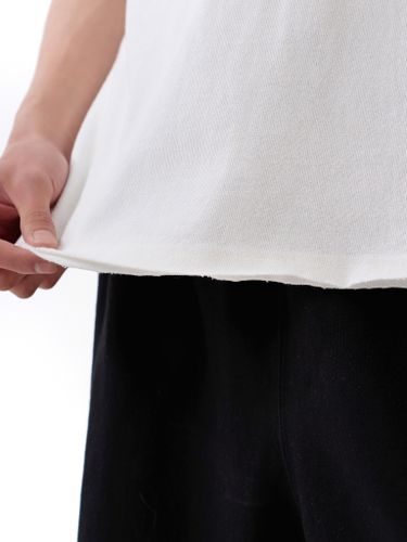 Белая футболка с необработанными краями и лого