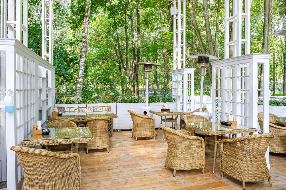 "Равенна" плетеное кресло из искусственного ротанга, цвет соломенный с серой подушкой