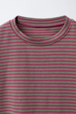 ZARA ФУТБОЛКА С ПОЛОСАТЫМ ПРИНТОМ, СЕРО-ГРАНАТОВЫЙ