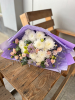 Сиреневый букет с персиковыми розами