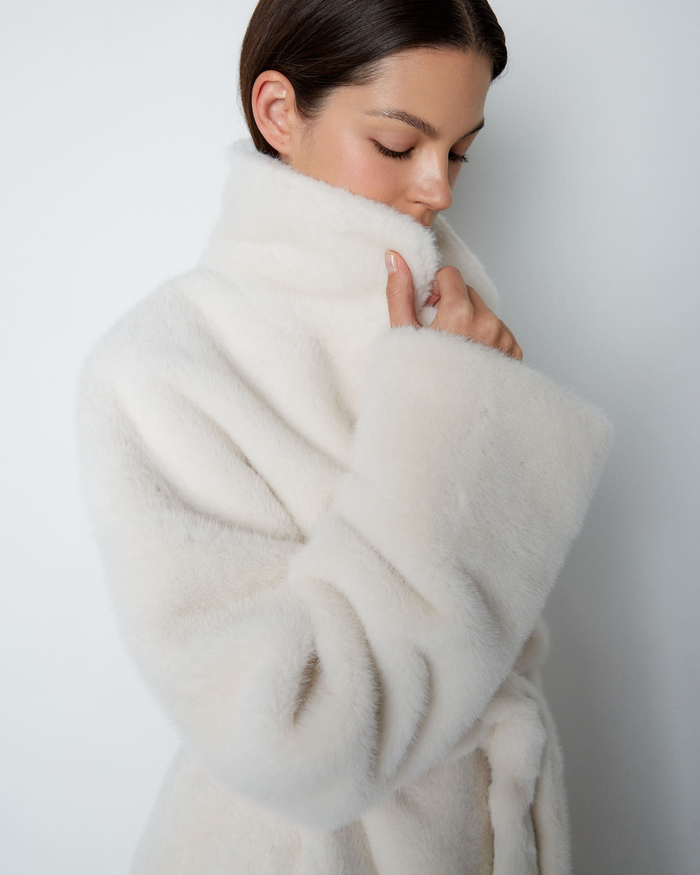 Шуба из искусственного меха норки молочный