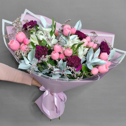 Букет с диантусами и кустовыми пионовидными розами "Силва Пинк"