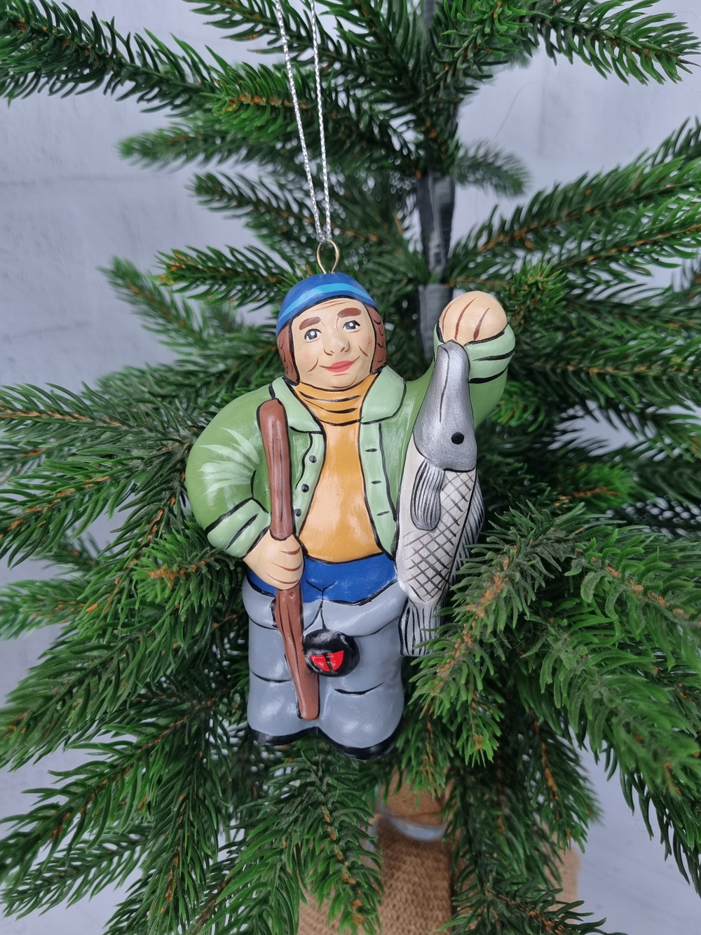 Елочная игрушка из фарфора Рыбак