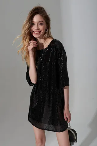 Платье-футболка с пайетками черного цвета