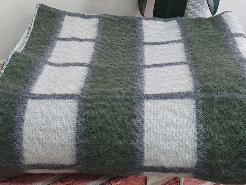 Одеяло полушерстяное "ВВ. СЕРО-ЗЕЛЁНАЯ КЛЕТКА-2" ОПШ-1, 50% шерсть, плотность 400 г/м2, Россия.