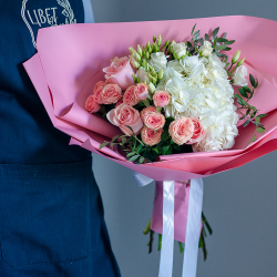 Розовые розы с гортензией