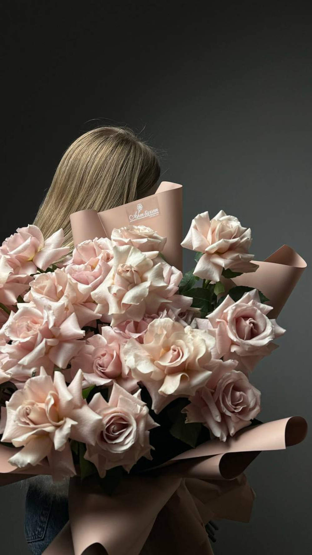 35 бежевых французских роз в упаковке