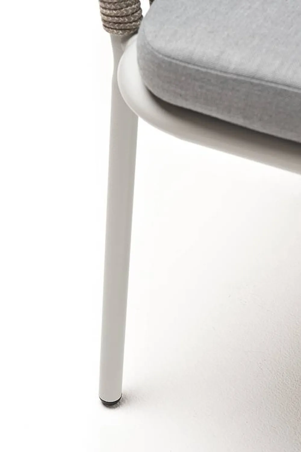 "Марсель" стул плетеный из роупа, каркас алюминий светло-серый (RAL7035) муар, роуп серый меланж круглый, ткань светло-серая