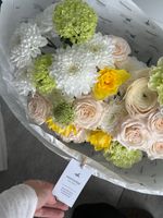 Сборный букет их хризантемы, нарциссов, вибурнума, кустовых пионовидных роз и ранункулюсов