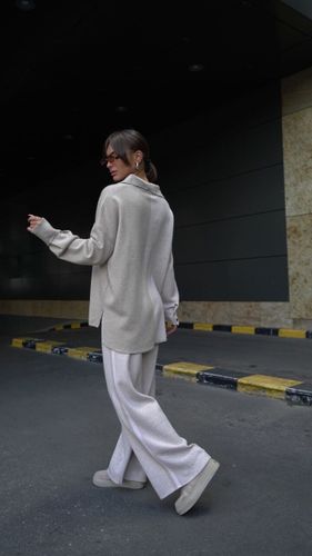 Трикотажный костюм с брюками в бежевом цвете