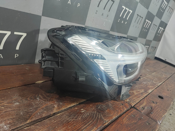 Фара правая LED Volvo XC60 2 17-21 Б/У Оригинал 31656555