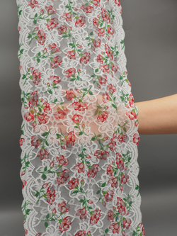 Эластичное кружево белое с бордовым и зеленым ширина 21 см