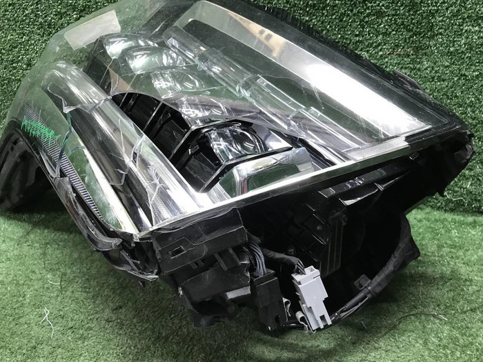 Битая Фара правая Cadillac Escalade 4 (14-20) LED