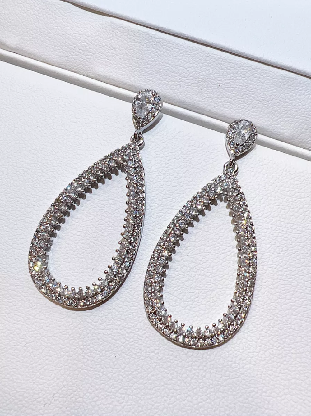 Серьги длинные вечерние капли с кристаллами серебристые