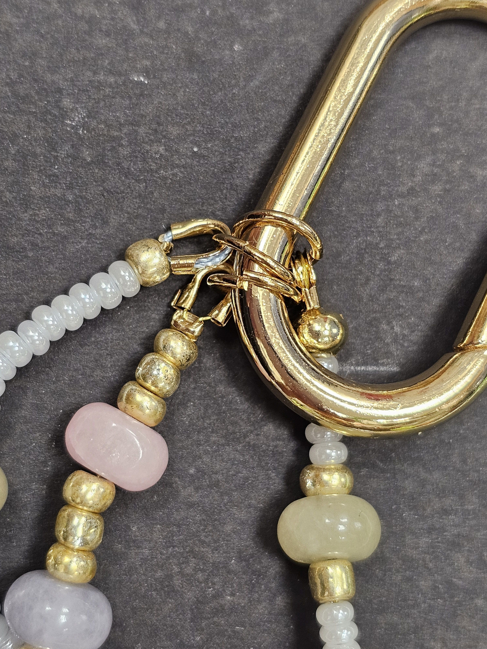 Обвес на сумку, брелок для ключей, подвеска авторская ручная работа с натуральными камнями "Берилловый"