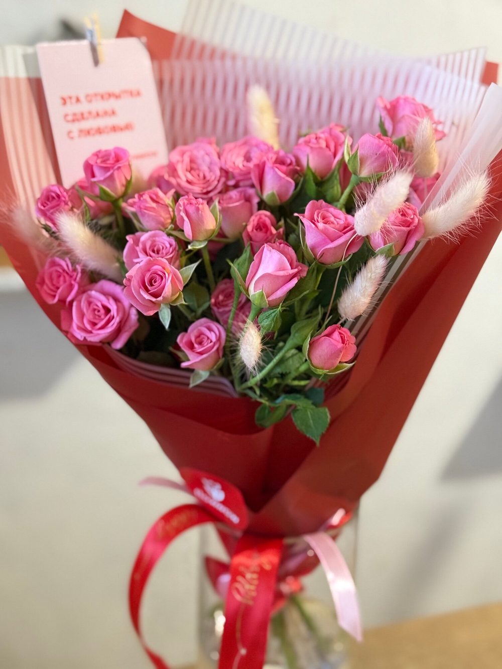 Кустовые розы Кения с веточками сухоцвета в праздничной упаковке