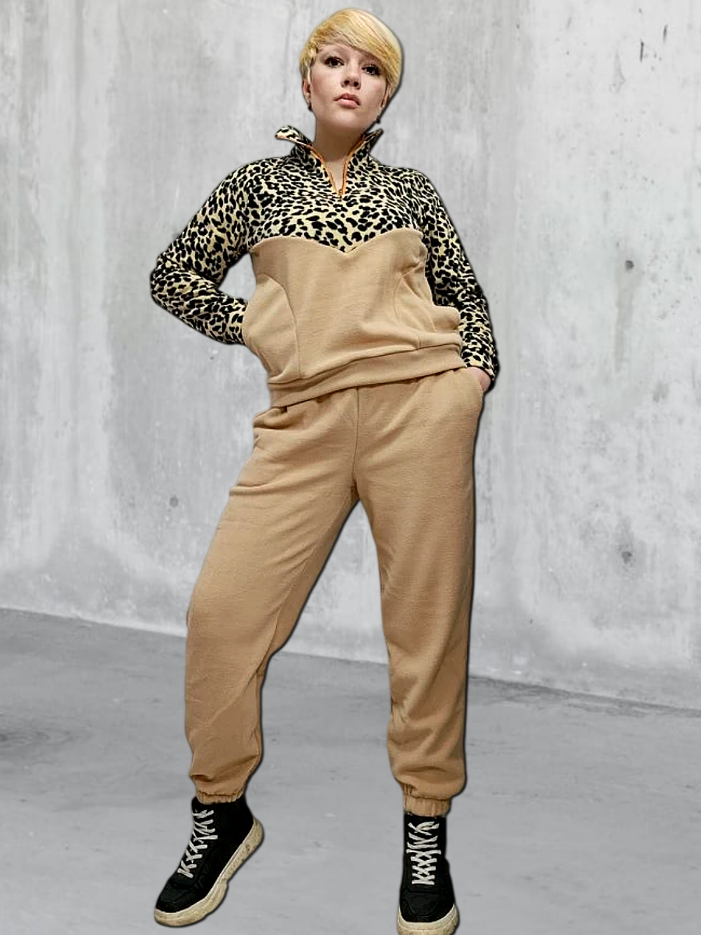 22111 Костюм женский флисовый бежевый/леопард (50)