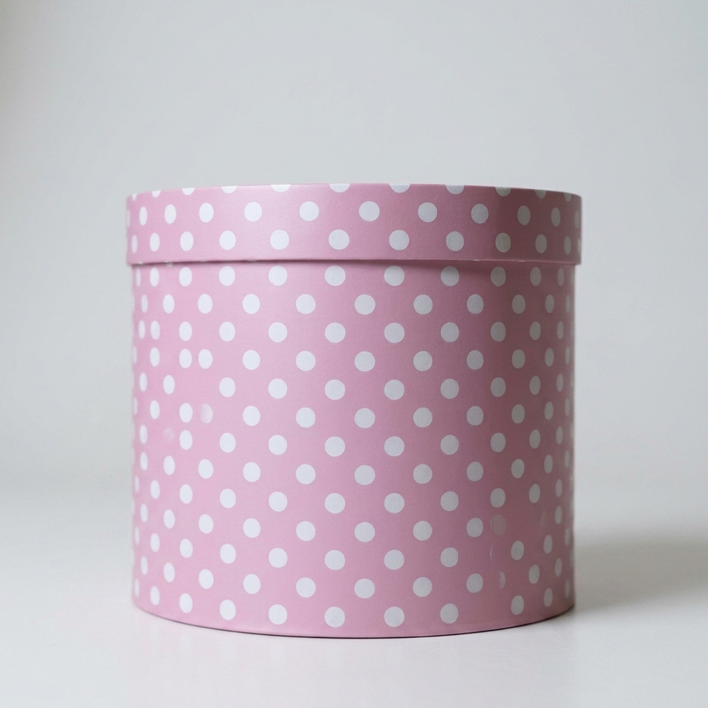 Плотная шляпная коробка с крышкой без лент. Цвет; Нежно розовый в горох.