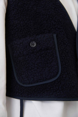 Жилет на двух завязках из синего меха