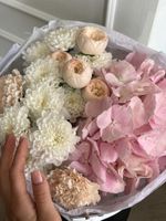 Букет из гортензии, кустовых пионовидных роз, диантусов и хризантемы