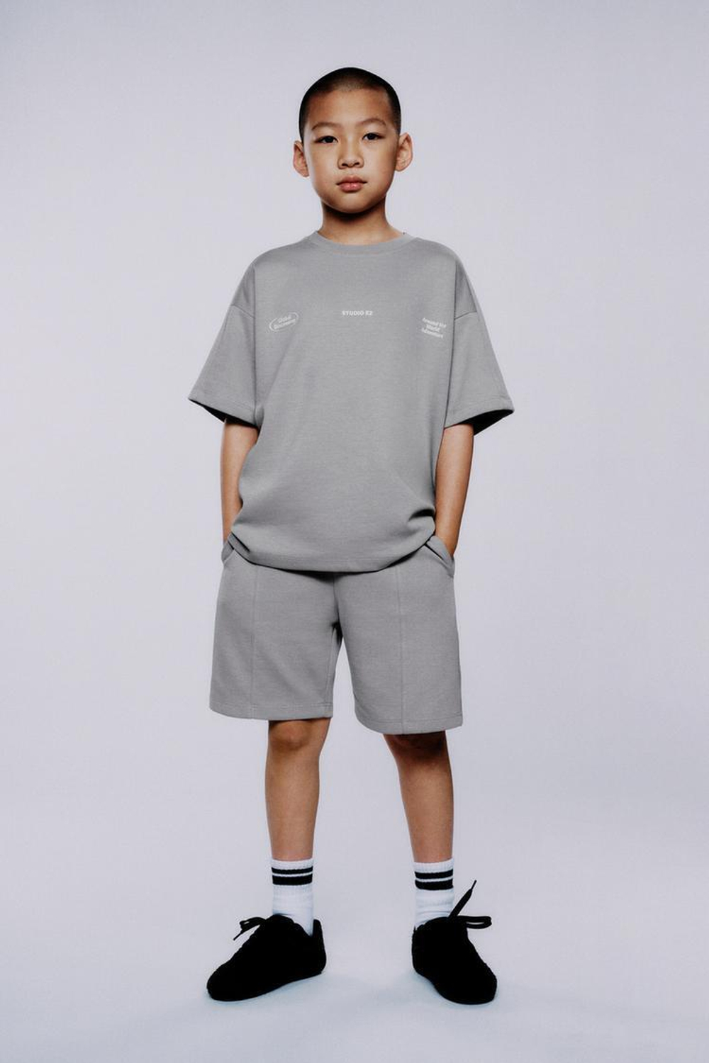 ZARA КОМПЛЕКТ ИЗ ФУТБОЛКИ И ШОРТОВ INTERLOCK, СЕРЫЙ