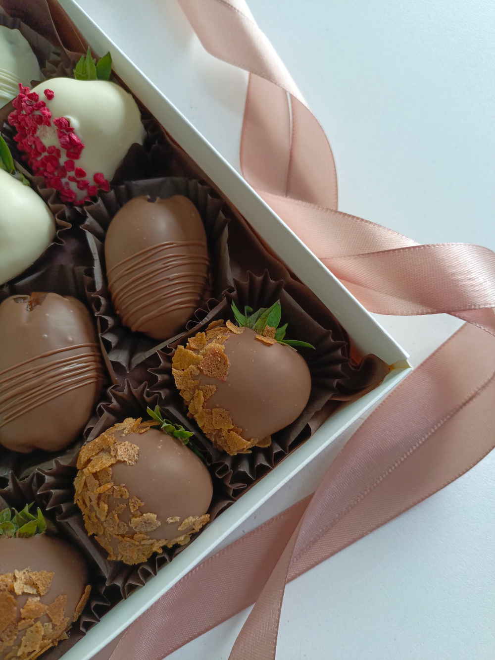 Клубника в шоколаде и финики в шоколаде