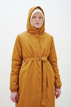 Зимнее пальто миди горчичного цвета