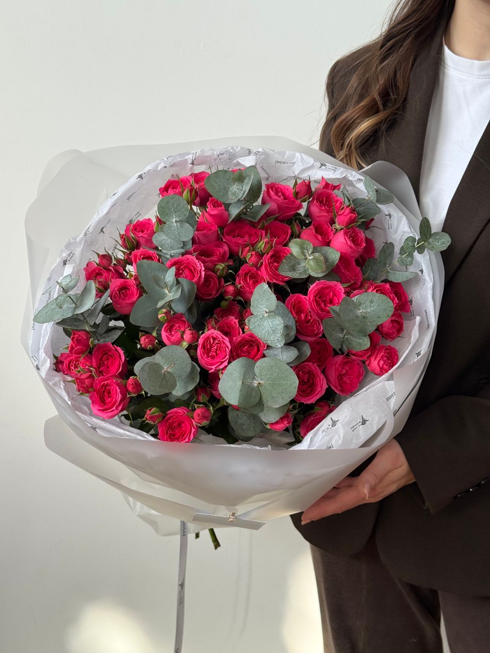 Моно букет из кустовых роз и эвкалипта