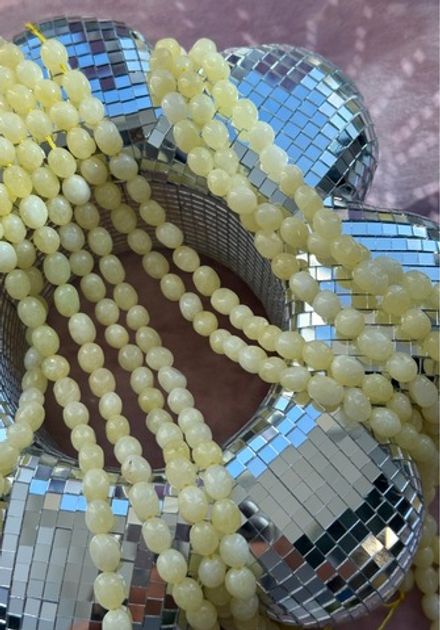 Нить бусин из тонированного кварца 8-9мм (галтовка)