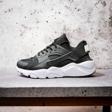 Nike Huarache • Black/White