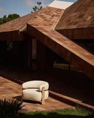 Уличное кресло Granite бежевое с ножками из тикового дерева