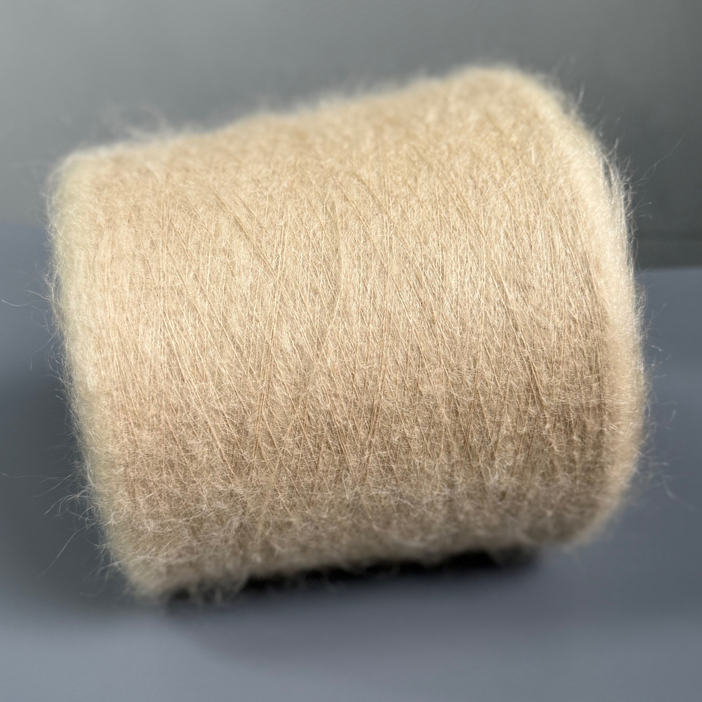 Пряжа Ilaria Aurora (67% кидмохер, 5% меринос, 28% па) 1000м/100гр, песчаный