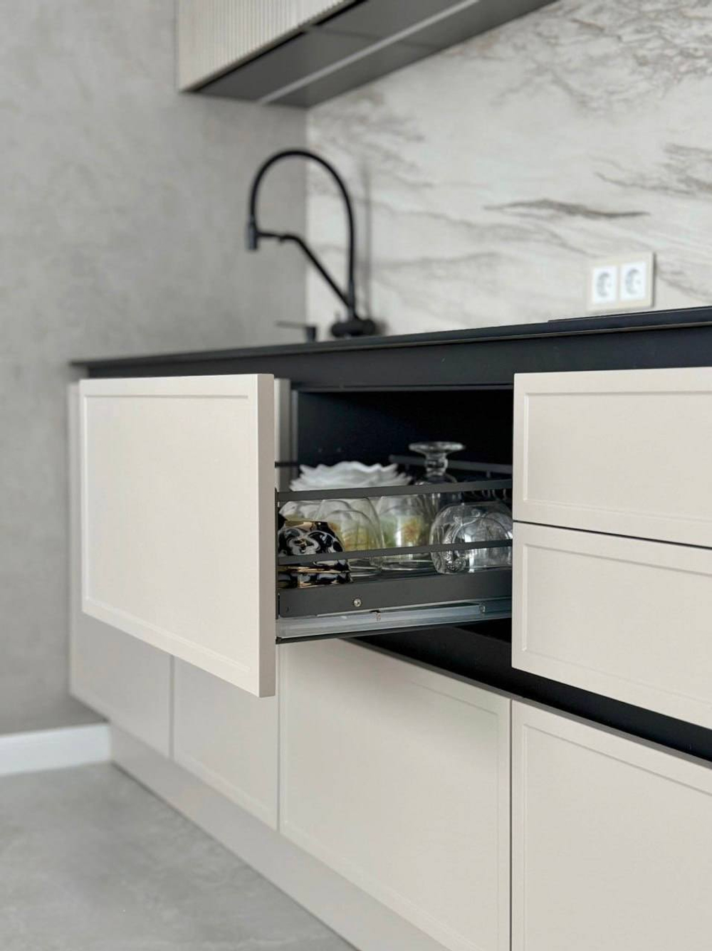 Современная кухня «Эмаль Премиум» с фрезерованными фасадами и витражами