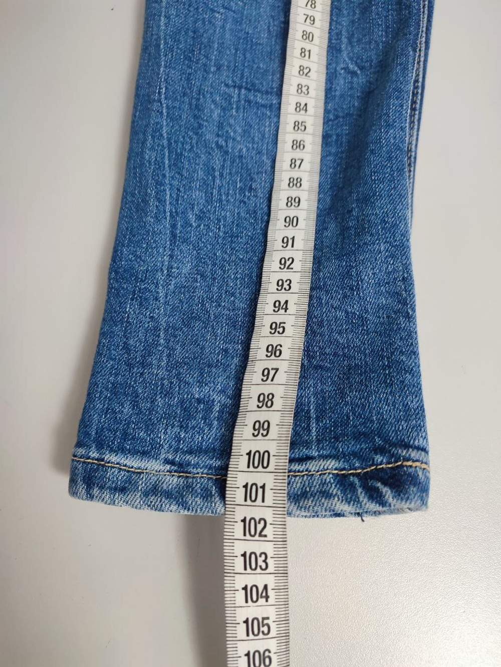 Джинсы с рваным эффектом 42 размер