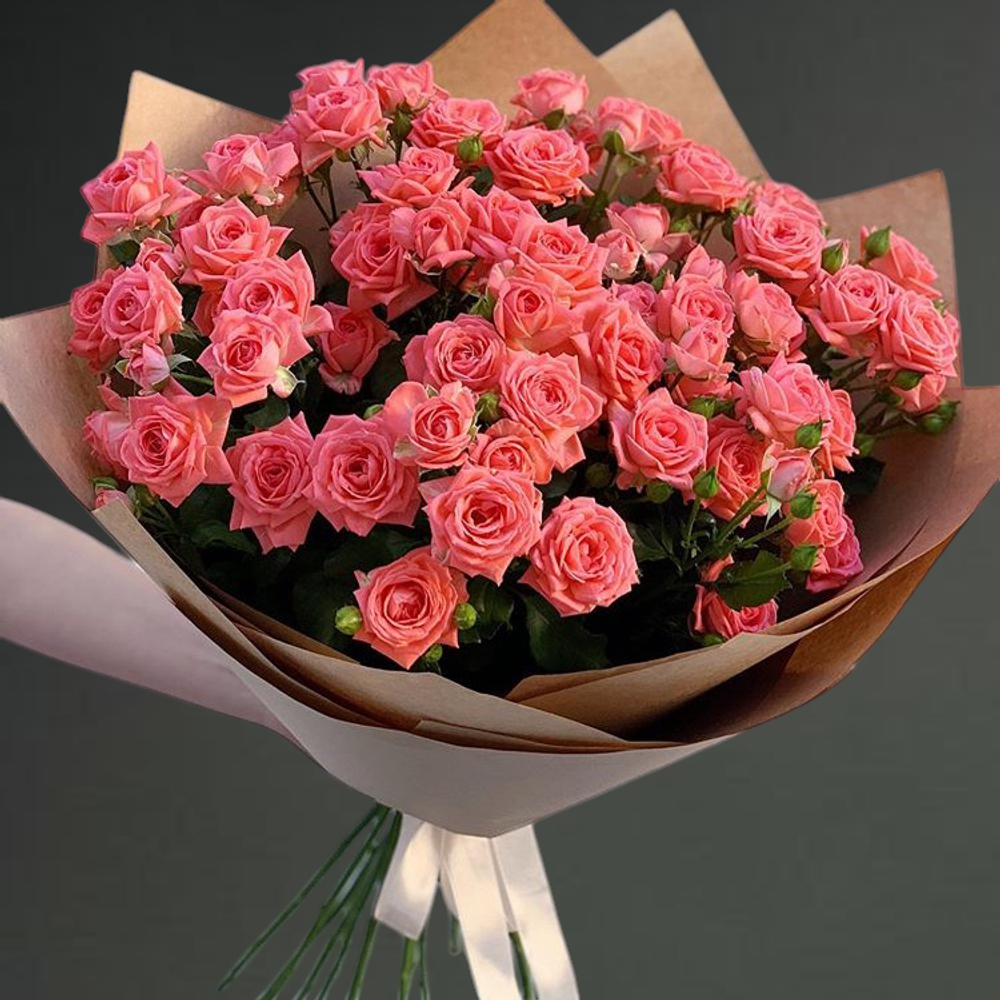 Букет коралловых кустовых роз