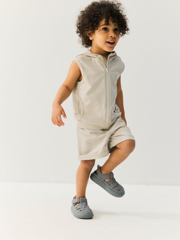 Жилет с капюшоном 