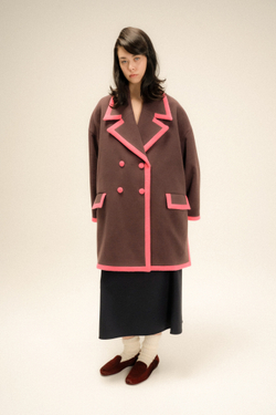 Пальто с розовой окантовкой