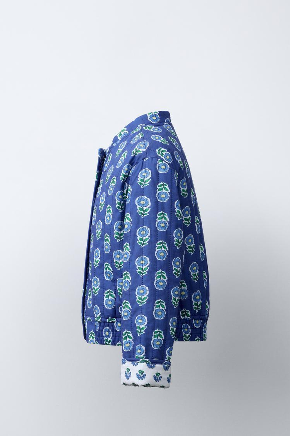 ZARA СТЕГАНАЯ КУРТКА С ЦВЕТОЧНЫМ ПРИНТОМ, ВАСИЛЬКОВЫЙ