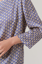 23137 Блузка женская (бежево-васильковый принт)