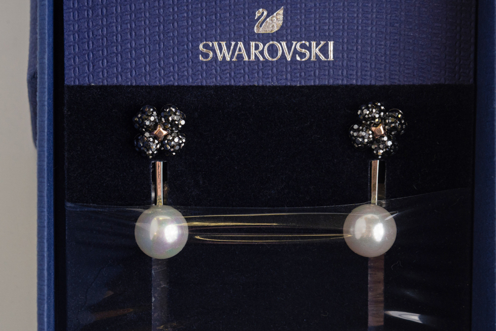 Серьги-пусеты Swarovski с жемчужными подвесами и черными клеверами, украшенными кристаллами