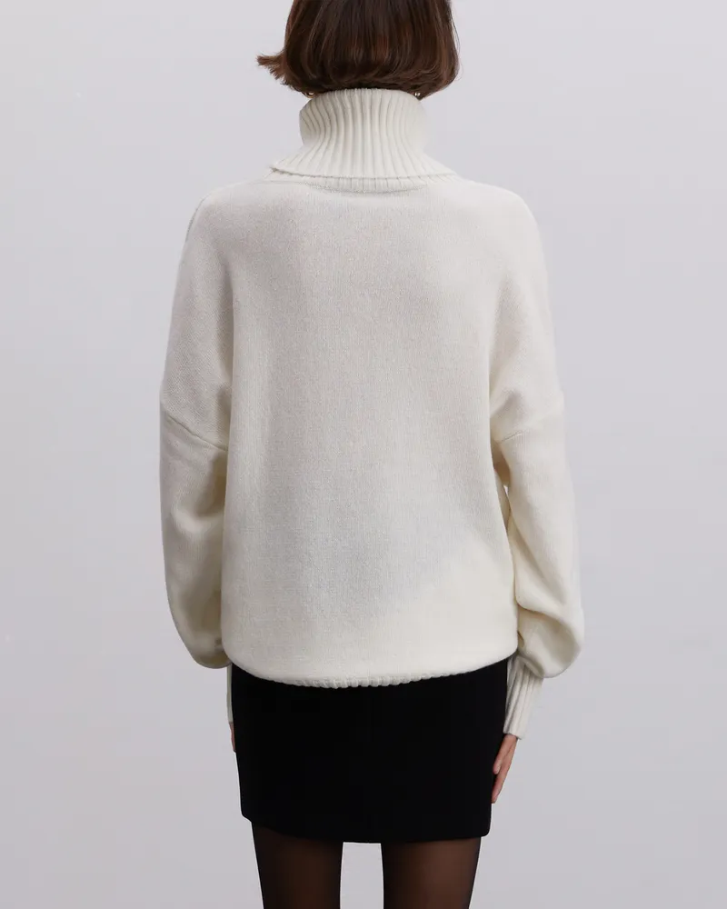Свитер из шерсти с высоким воротником молочный