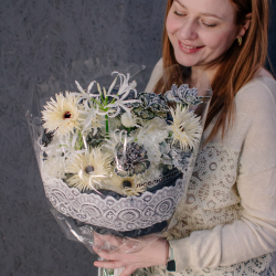 111. Кружевной авторский букет с нерине и диантусами