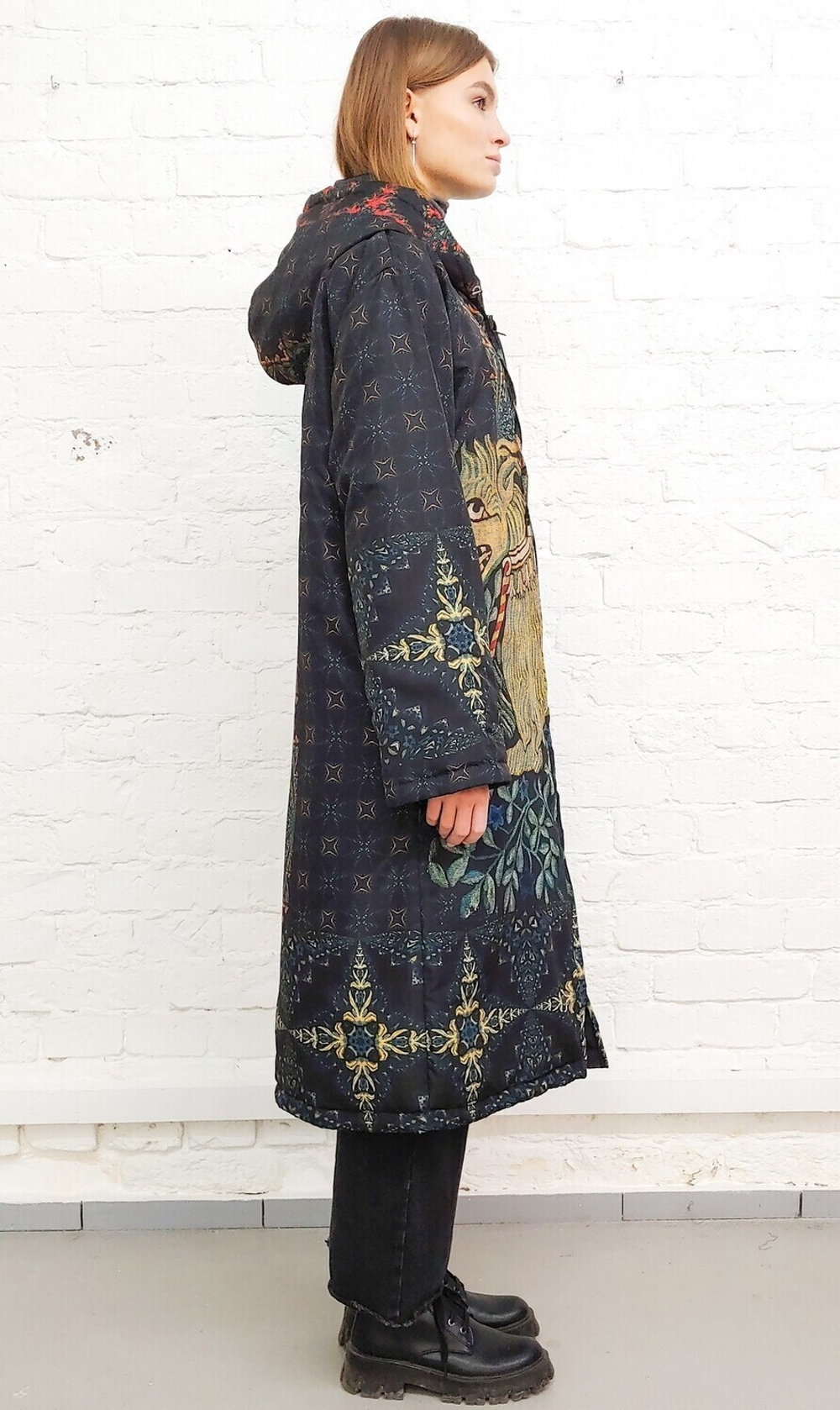 Пальто "Ручной волк", по мотивам средневекового гобелена с изображением мифического волка