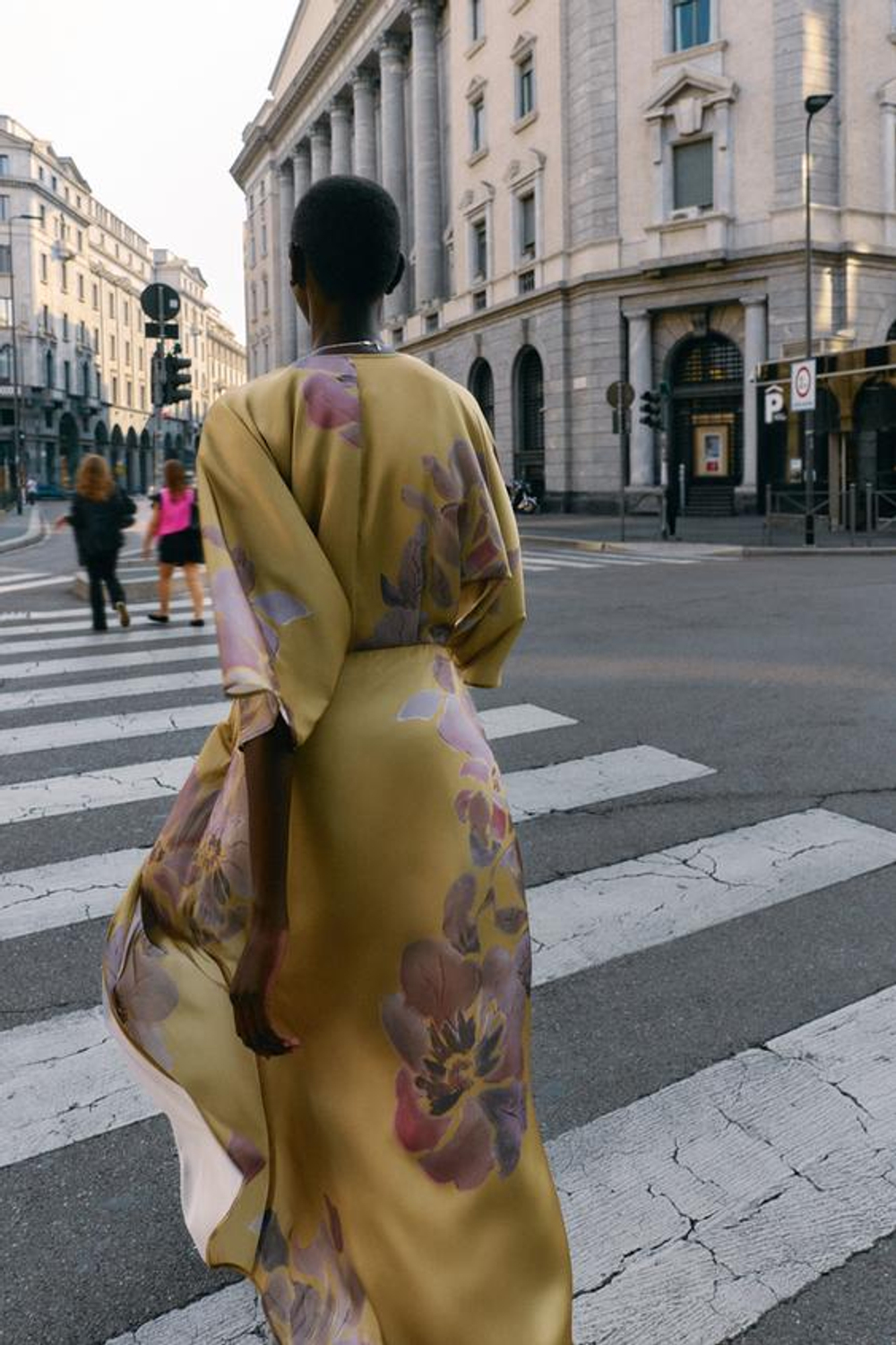 ZARA АТЛАСНОЕ ПЛАТЬЕ МИДИ С ПРИНТОМ, КОРИЧНЕВЫЙ / ЗЕЛЕНЫЙ