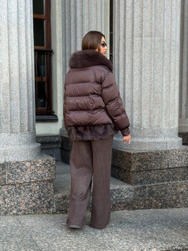 Короткий шоколадный пуховик с меховой отделкой